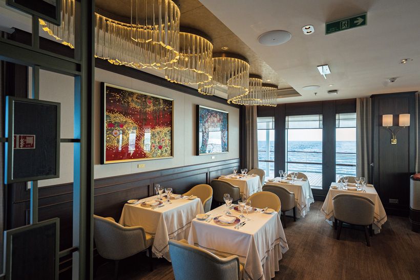 飛鳥Ⅲのシグネチャーレストラン「ノブレス」。金箔などを用いた華やかな色彩美と繊細な筆遣いが特徴の日本画家・平松礼二氏が日本の四季をテーマに描いた絵画が随所に飾られている。