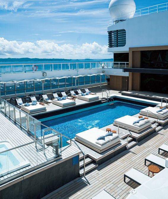 ジェットバスが設置された、開放感たっぷりのプール。