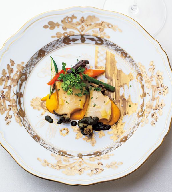 「アルマーレ」（要席料）で提供される、肉厚な蝦夷あわびを蒸し焼きにし、あわびの肝を用いたソースを添えたひと品。