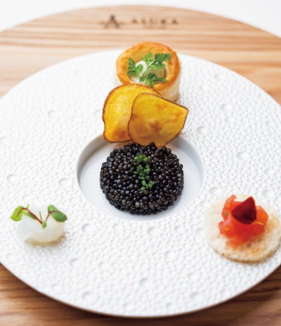 「アルマーレ」（要席料）のキャビアの前菜。