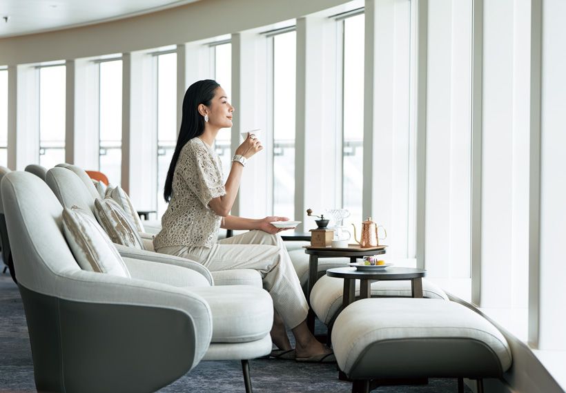 船首に位置し、大パノラマの海を眼前にくつろげる「ビスタラウンジ」。