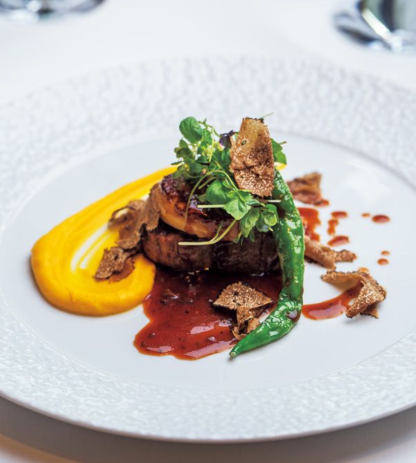 「ノブレス」の「ロッシーニ」。牛フィレ肉にフォワグラとトリュフをのせた贅沢なひと皿。マディラ酒をベースにしたペリグーソースで濃厚な味わいに。