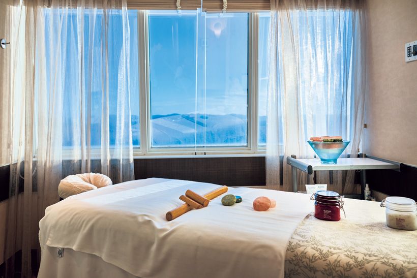 「スパ＆ウェルネス木霊（こだま）」のトリートメントルーム。温冷2種類の翡翠を用いたオリジナルマッサージは血行促進とリラックス効果が期待できる。ラウンジには背骨の形にフィットする温感チェアがあり、座っているだけで癒やされると評判。