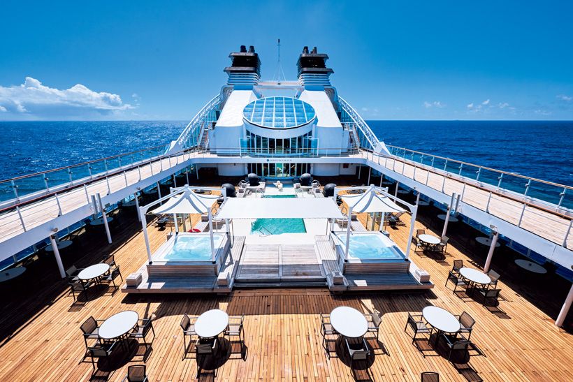 温かみのあるウッドデッキに、一年を通して利用可能なプールとジェットバスを備えた「プール湖畔」。海風を感じながら、のんびり泳いだり、デッキチェアで読書をしたり、非日常の時間を堪能したい。「プールサイドレストラン＆バー 湖畔」では、トロピカルドリンクやミニサイズのハンバーガーなどの軽食がいただける。