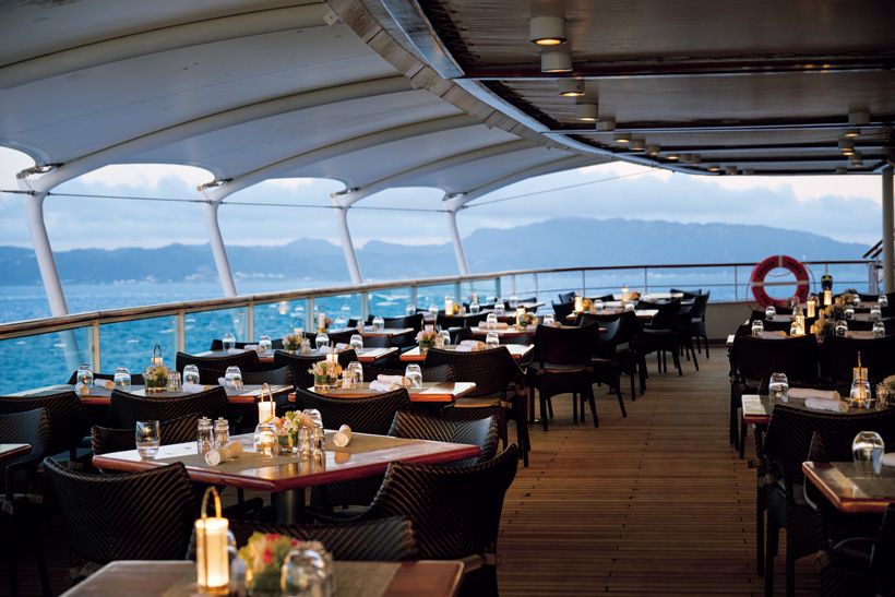 「テラスレストラン 八葉（はちよう）」は世界各国の料理を提供するビュッフェ。波音を聞きながら食事やお酒を楽しめるテラス席と、落ち着いた雰囲気の屋内の席がある。