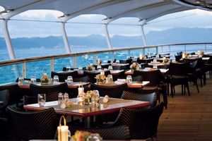 全室スイートルームの客船「MITSUI OSEAN FUJI」。開放的なテラスで贅沢なひとときを