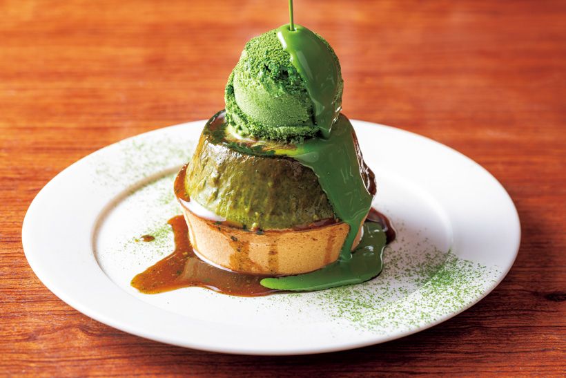 宇治抹茶が入った濃厚なプリンに、抹茶アイスクリームをのせ、抹茶ソースをかけて。茶室限定メニューの「抹茶プリンタルト」。