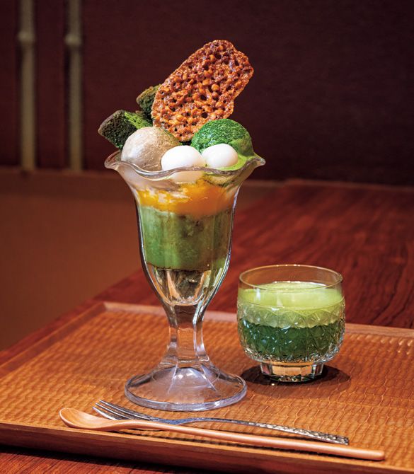 「IPPUKU＆MATCHA」日本橋店の、抹茶アイスクリームやプリンなど9つの味わいが重なる茶室限定メニュー「宇治抹茶パフェ」と、江戸切子で供される抹茶。