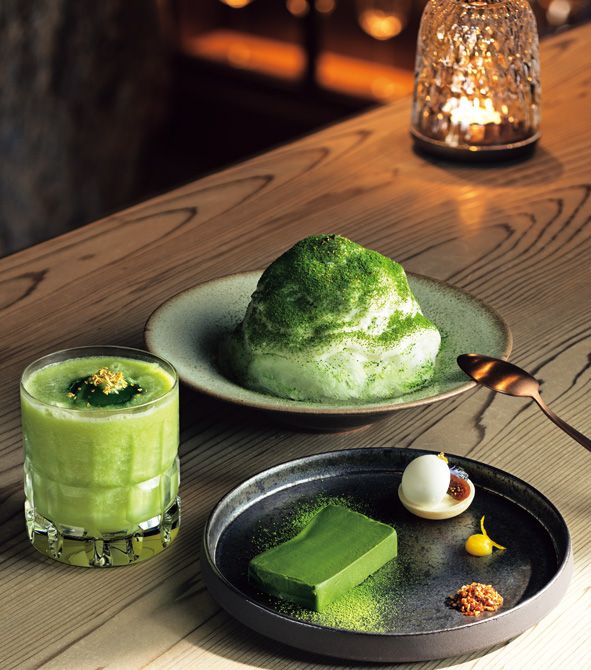 右から時計回りに、山椒のコンディモンなどを添えた「テリーヌ抹茶」、シャンパンベースの抹茶カクテル「翡翠」（2025年9月末まで提供）、中に「とらや」製の餡も入った「宇治抹茶かき氷」（2025年9月末まで提供）。