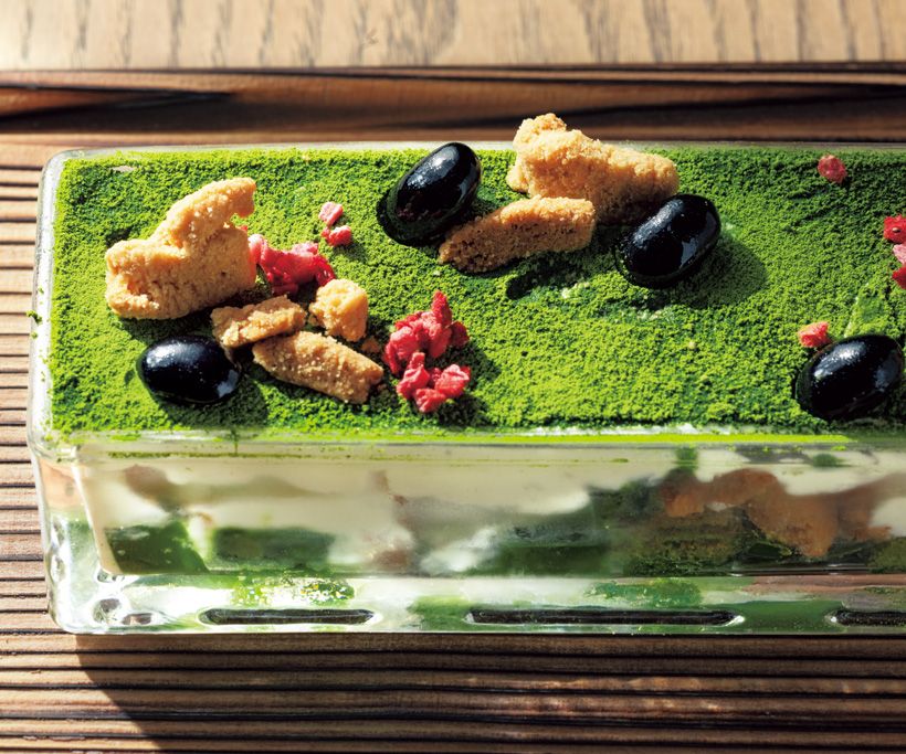 マスカルポーネクリームが入った「古都の庭園パフェ」は、枯山水を思わせる洒落たデザイン。