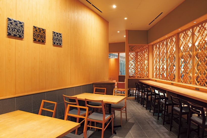 カウンターとテーブル、全40席のゆったりとした店内。