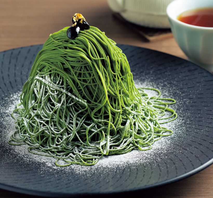 カウンター席の目の前で仕上げられる「碧羅」は、老舗茶舗「丸久小山園」の抹茶を使用。