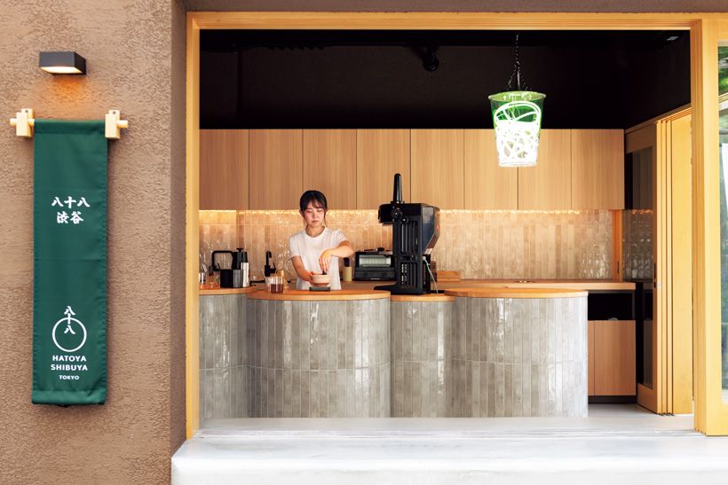 通りに面して縁側スペースが設置された開放的な店内。