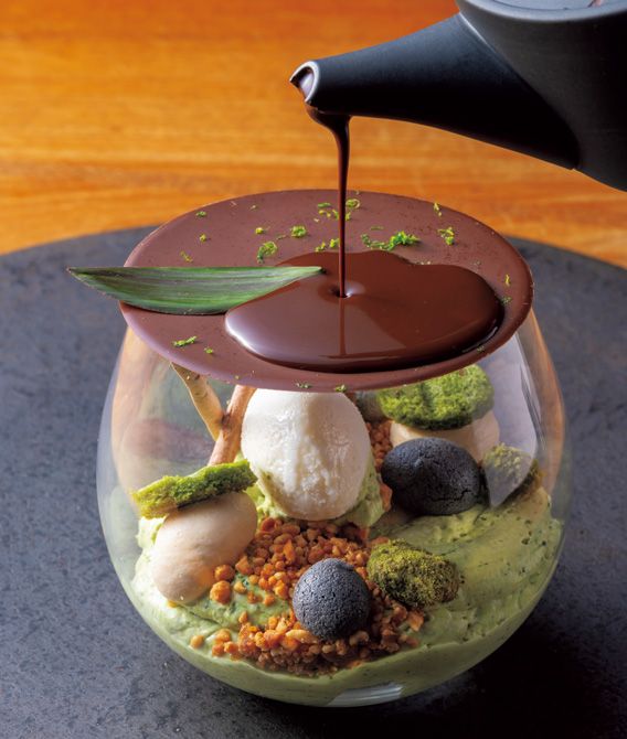 抹茶のエスプーマで苔、竹炭のメレンゲで石、アーモンドで砂を表した、美しく多彩な味わいのパフェ。