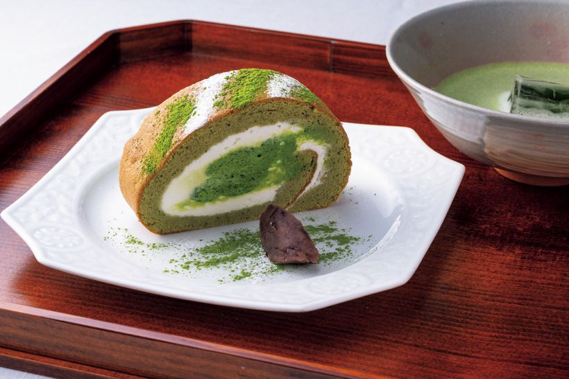 豊かな香りと鮮やかな緑が印象的な「抹茶ロールケーキ」。生地とクリームのバランス、苦みと甘みの調和が絶妙。セットのドリンクは薄茶、煎茶、ほうじ茶などの数種類から選べる。