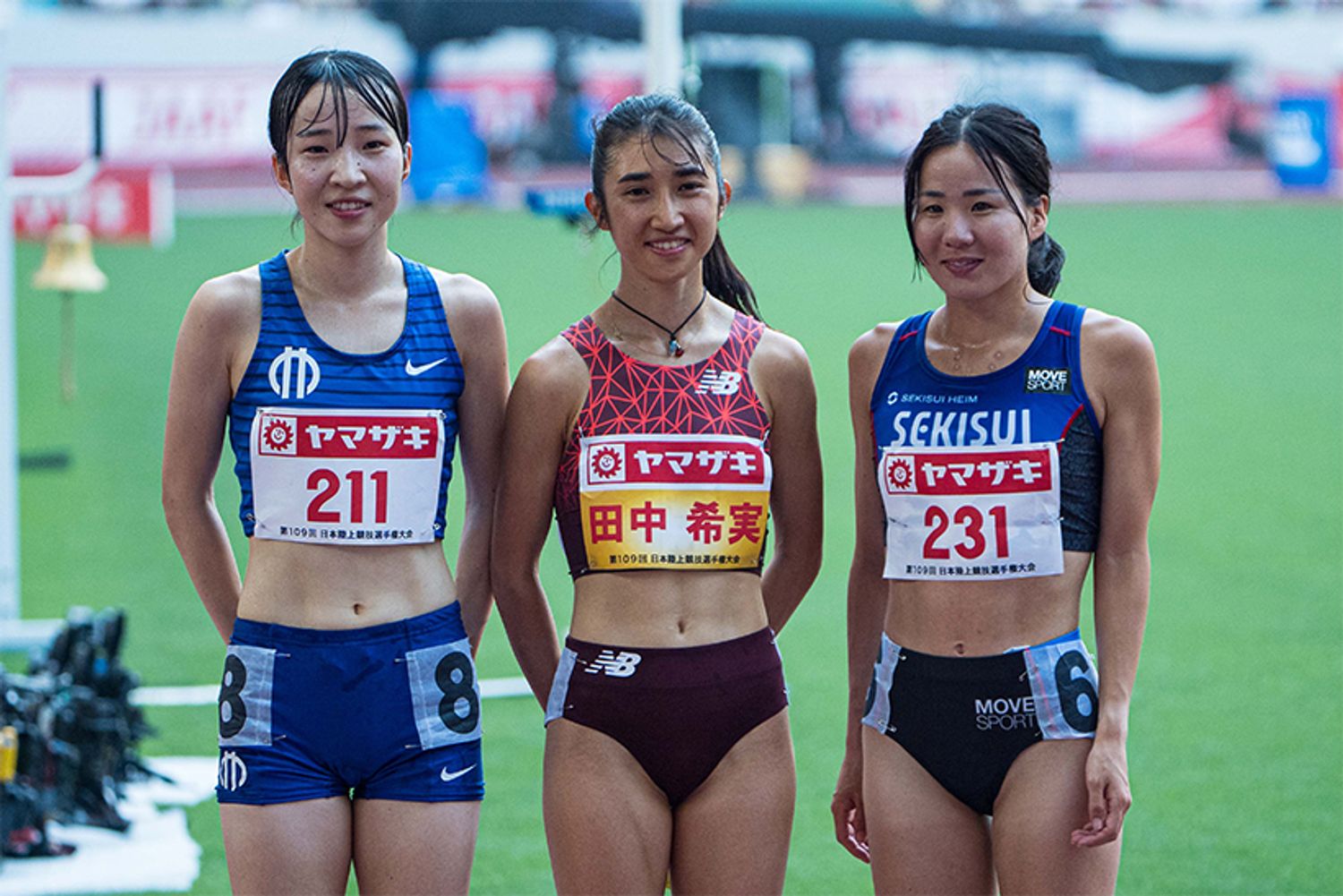 日本選手権の5000メートルでは14分59秒02の大会新記録で4連覇。1500メートルでも4秒04.16で6連覇した田中希実選手（中央）。