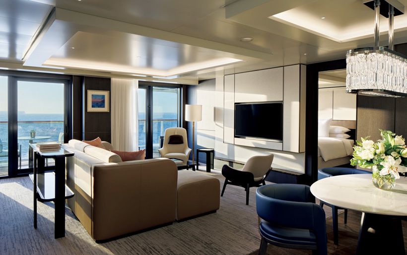 すべての客室がオーシャンビューで、プライベートテラスを備えたスイート仕様スイートアンバサダー（専属のバトラー）がつく。部屋の広さはさまざまで50〜195平方メートル。