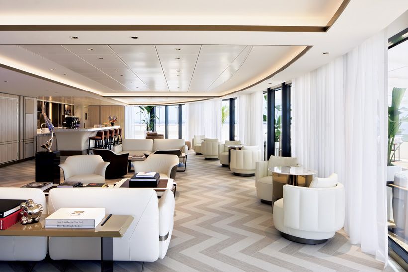 白を基調とした開放感溢れるバーエリア。プライベートヨットのようなパブリックスペース。