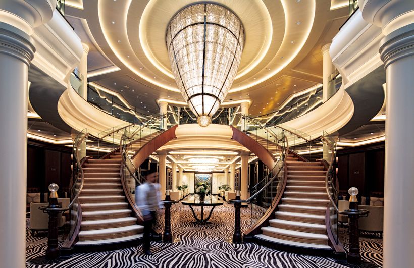 ゴールドに縁取られたアトリウムは、ラグジュアリーなクルーザーの象徴の一つ。