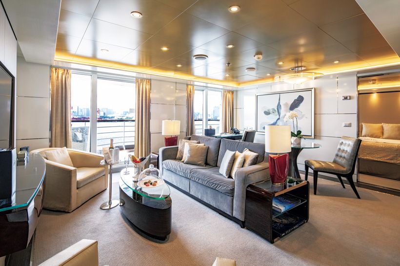 エクスプローラースイートの客室は80平方メートル以上のゆったりしたレイアウト。客室や船内の随所に飾られているアートピースも圧巻。