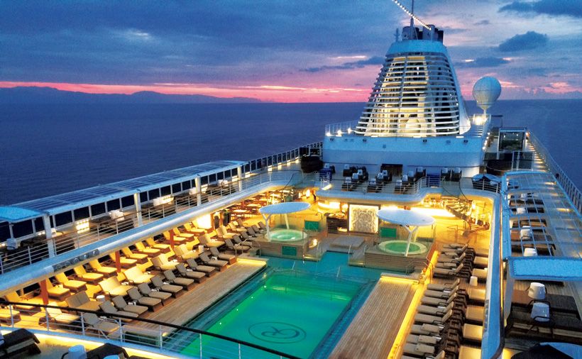 船上とは思えない広さのプールはメインデッキに。