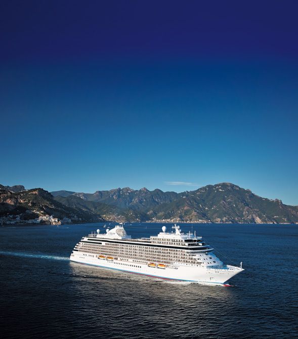 アジアやアラスカの海を進むクルーズ船はデッキ数10という、堂々とした構造。