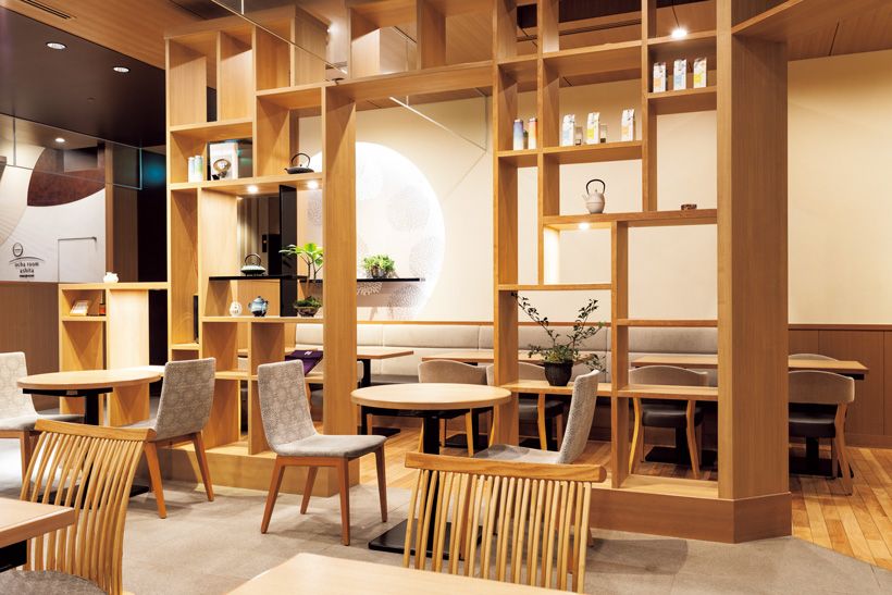 和の美を意識したデザインの63席ある店内。飲食や商品の販売、イベントなどを通して、お茶の伝統的・文化的な面と、革新的な面の双方を掛け合わせた楽しみ方を提案している。