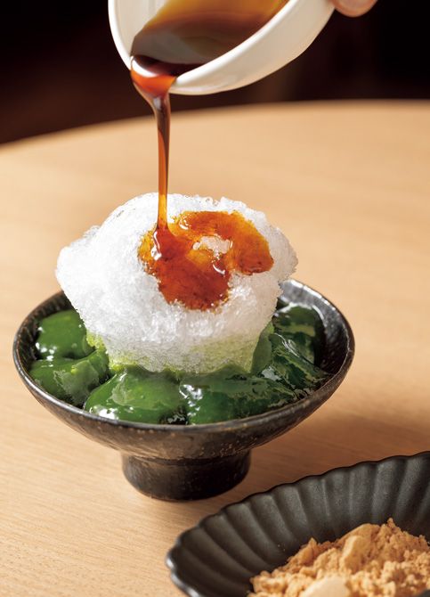 オーダーが入ってから練るもっちり温かなわらび餅と、氷のひんやり感が口の中で混ざり合う「抹茶わらびもち」。