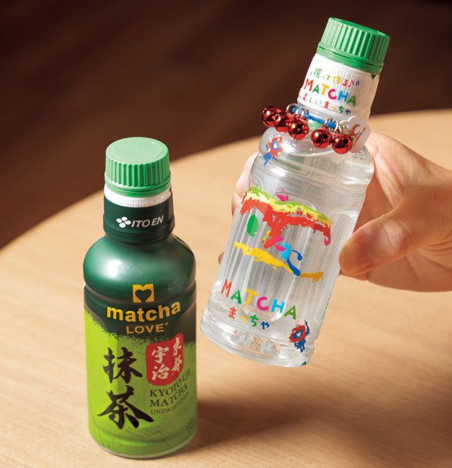 訪日外国人に人気の「matcha LOVE 京都宇治抹茶」324円。キャップをひねって振ると抹茶が作れる斬新な仕組み。右は大阪・関西万博の会場と関西エリア限定「大阪・関西万博 クラゲ館抹茶」550円。