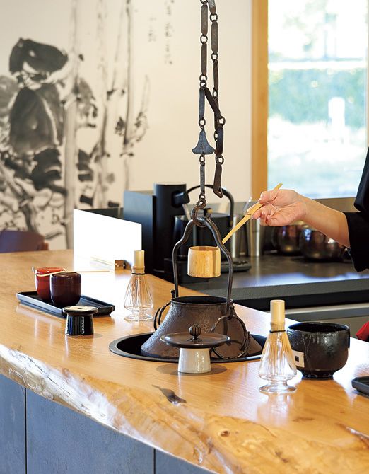 流祖ゆかりの香がたかれ、カジュアルでありながら上田宗箇流らしい凜とした趣が漂う店内。栗の一枚板のカウンターから聞こえてくるのは、釣釜の湯がたぎる音。湯を注いだり茶筅を振る音も耳に心地よく響く。