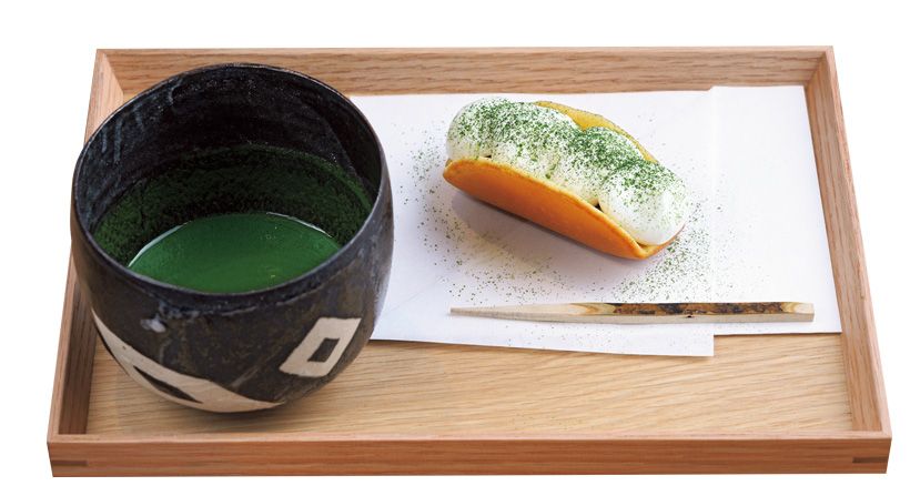 16代家元 上田宗冏（そうけい）宗匠好みの抹茶を用いて、なめらかに練り上げられた濃茶。新感覚のフローズンどらやきなどから選べる和菓子と供される。