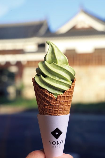 「銀ノ高原牛乳」を使用した無添加のソフトクリームをベースに、厳選された宇治園製茶の抹茶を合わせたオリジナルの「抹茶ソフトクリーム」。店内からは、表御門や水を湛えた内堀を望む歴史情緒ある景色を楽しめる。