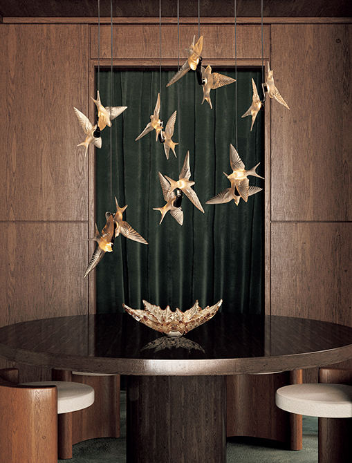 クリスタルの「ツバメ」飛び交う、ラリックの幻想的な新作 | 家庭画報