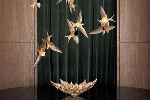 クリスタルの「ツバメ」飛び交う、ラリックの幻想的な新作