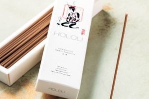 ハーブと香木、緑茶を配合した、香り豊かなお香