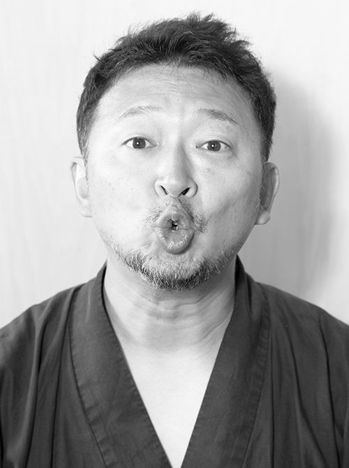 3.「うー」と唇を前に突き出し、口をすぼめる。