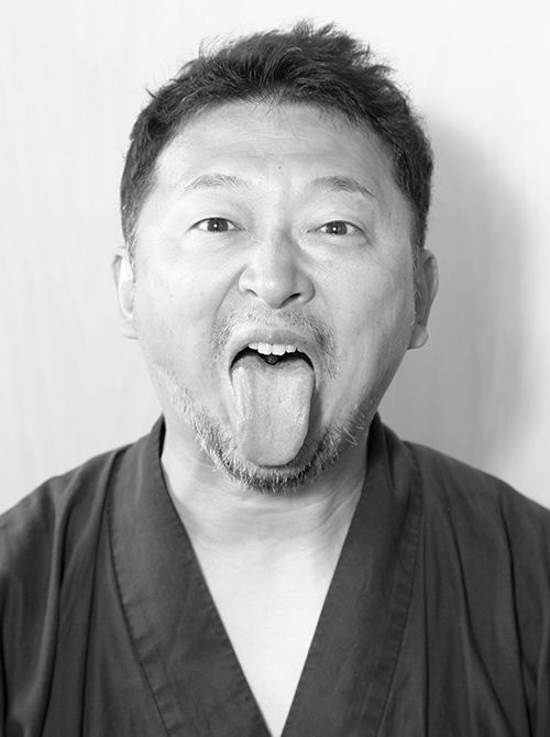 4.「べー」と舌を出し、あごのほうに伸ばす。