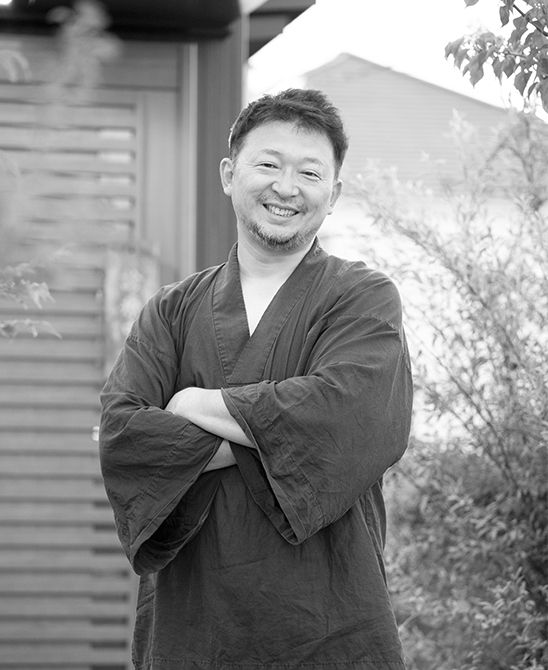 岩島鍼灸院 院長　岩島信吾（いわしま・しんご）先生　1978年、東京都生まれ。母の難病をきっかけに東洋医学の可能性に希望を見出す。大学卒業後、日本鍼灸理療専門学校に入学。鍼灸師の資格取得後は、臨床経験を積みながら多くの文献を参考に治療法を模索。「長野式治療」に深く共鳴し、正規講師として10年間、後進を育成。現在は「三焦会」を立ち上げ、経験と理論を融合させた独自の診療に取り組む。