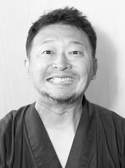 2.「いー」と口を大きく横に広げる。