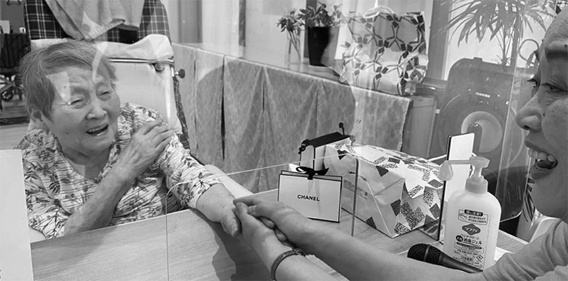 コロナ禍も少し落ち着き、面会時にパーテーション越しに手を握ることがやっと許された。「柔らかい。やっぱり母ちゃんの手だ！」（2023年）。