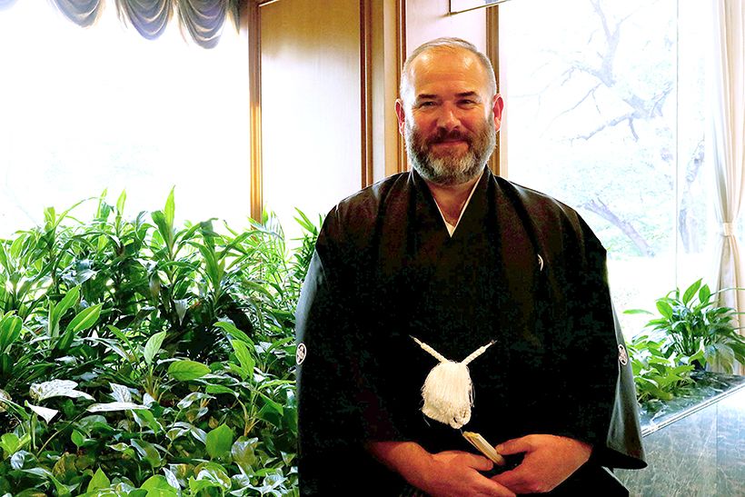 日本人スタッフが用意した黒紋付羽織袴がよくお似合い、BAのチーフ・カスタマー・オフィサー、Calum Laming氏。