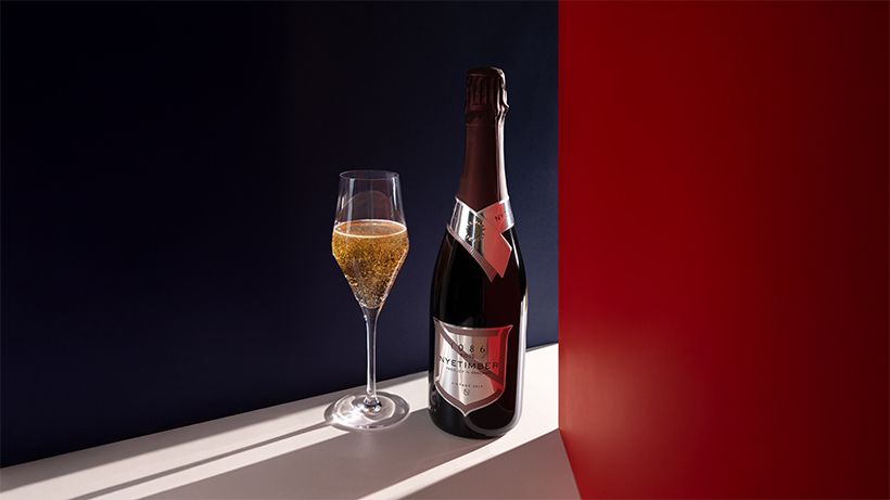 ファーストクラスでは写真の1086 by Nyetimber Rose 2014など、3か月ごとに入れ替わりでヴィンテージのイングリッシュ・スパークリングワインが楽しめる
