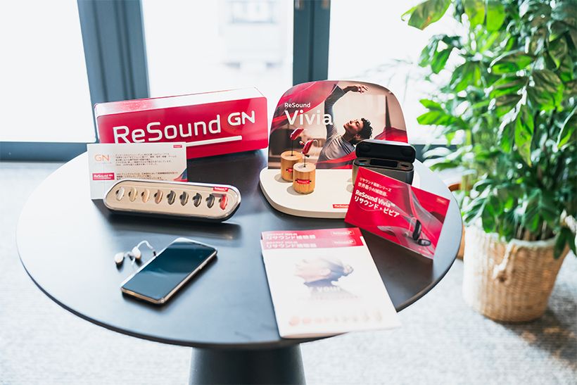 今回使用された補聴器「リサウンド・ビビア」。髪や肌の色、好みに合わせて選べる9カラー展開。