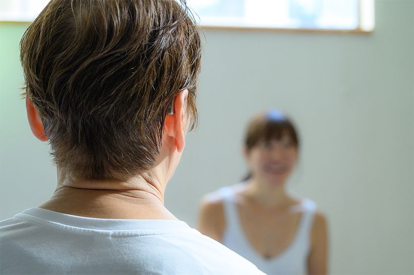 小型でスタイリッシュなデザインの補聴器は、至近距離で見ても気づきにくい。