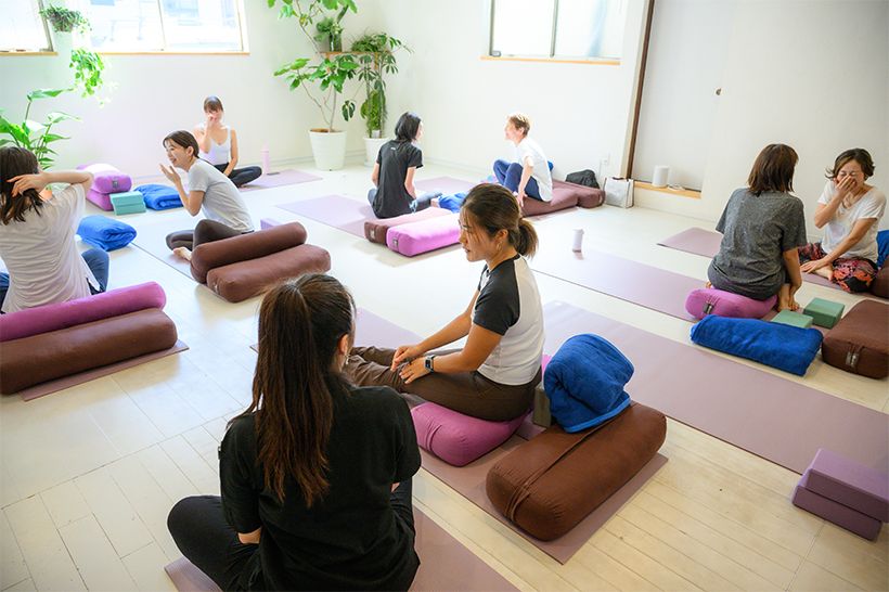 この日装用した補聴器は、正面の会話にフォーカスする機能付き。対面で行うペアワークでも会話が弾む。