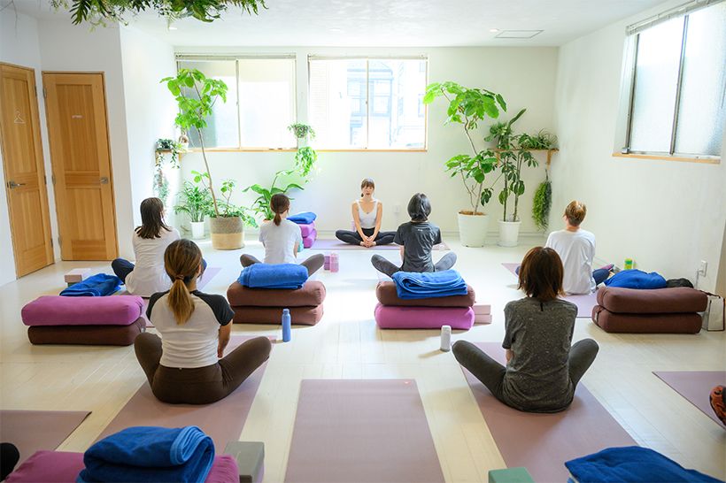 “補聴器で聴力を補い、コミュニケーションを楽しみながらヨガをする”新感覚のイベントに参加した女性たち。