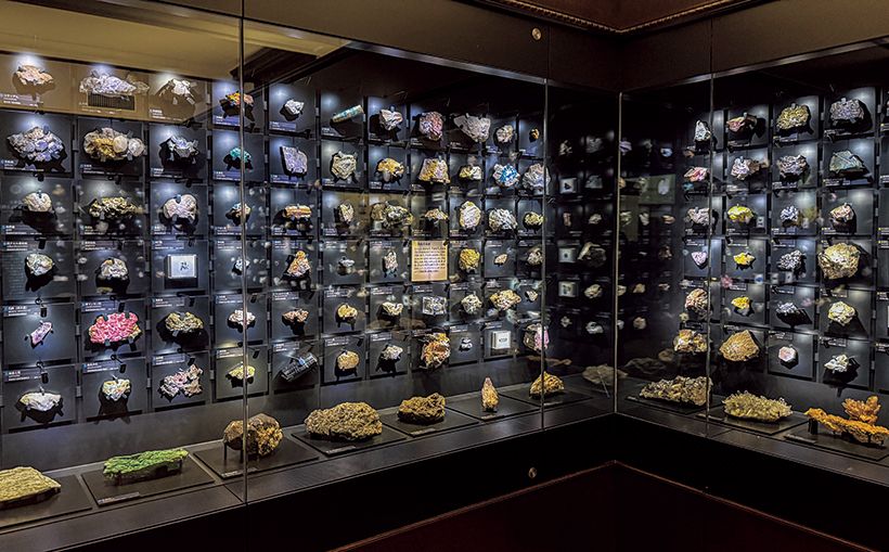 国立科学博物館日本館の「日本の鉱物」展示室。
