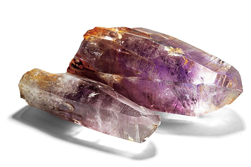 宮城県白石市小原雨塚山産の紫水晶2点。柱状の結晶で、母岩についていた側は紫が濃く、先端部分はほぼ透明だ。