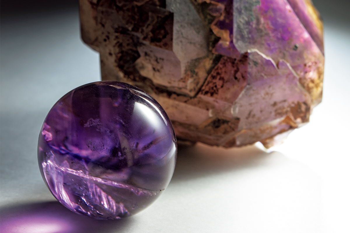 アメジスト　イビツな口　水晶球体　紫水晶 鉱物の専門家に聞く、日本産アメシストから学ぶ「紫水晶」の成り立ちと