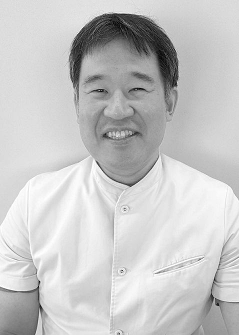 にいだ・じゅんぺい　1974年生まれ。高校地理歴史科の教員を目指し、一橋大学社会学部を卒業。筑波大学大学院教育研究科修士課程修了。2006年に帝京大学薬学部を卒業し、望星薬局を経て実家の虎薬局に入局。15年から帝京大学薬学部非常勤講師、18年から帝京大学特任助教。現在、昭和薬科大学非常勤講師も務める。